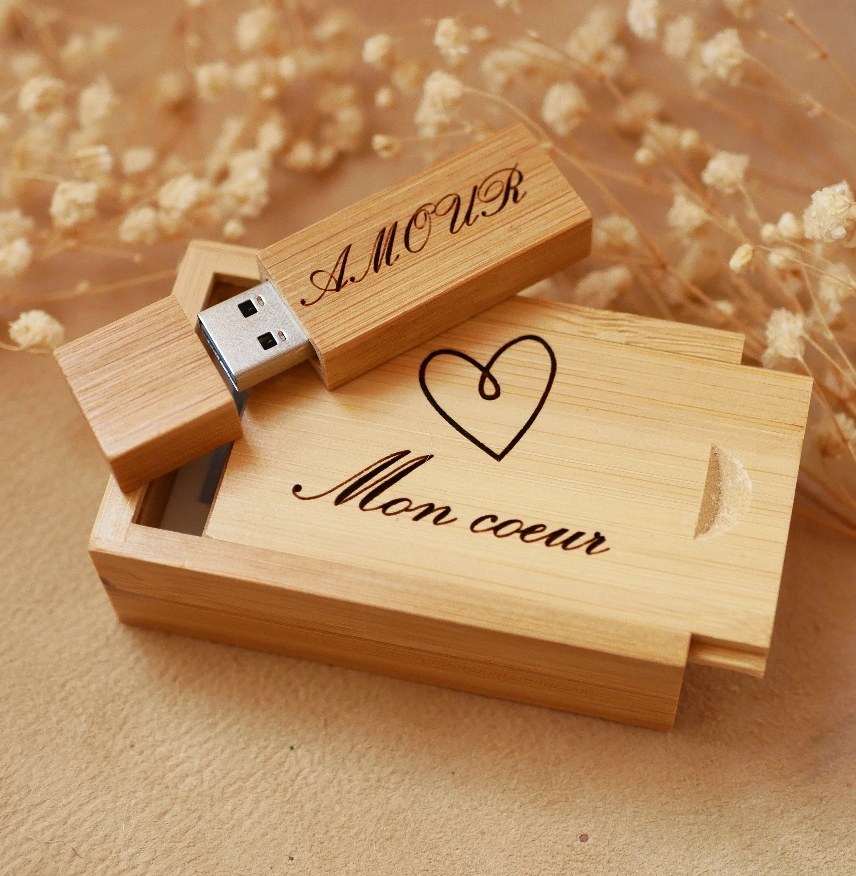 Chave USB 3.0 de 32 GB numa caixa de bambu para ser personalizada através de gravação 