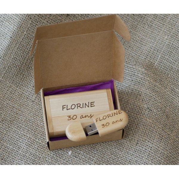 Unidade Flash USB 3.0 de 64 GB numa caixa de madeira de bordo de luz personalizada