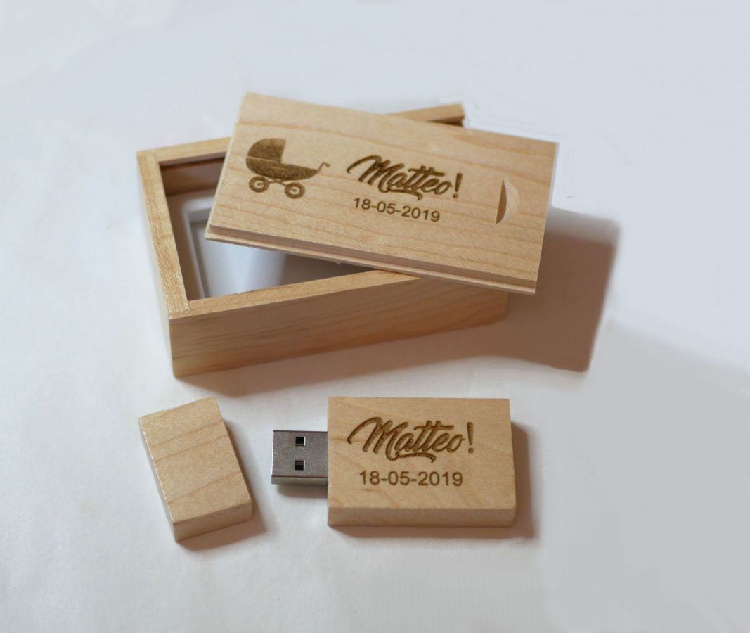 32GB Usb stick numa caixa de bordo para personalizar