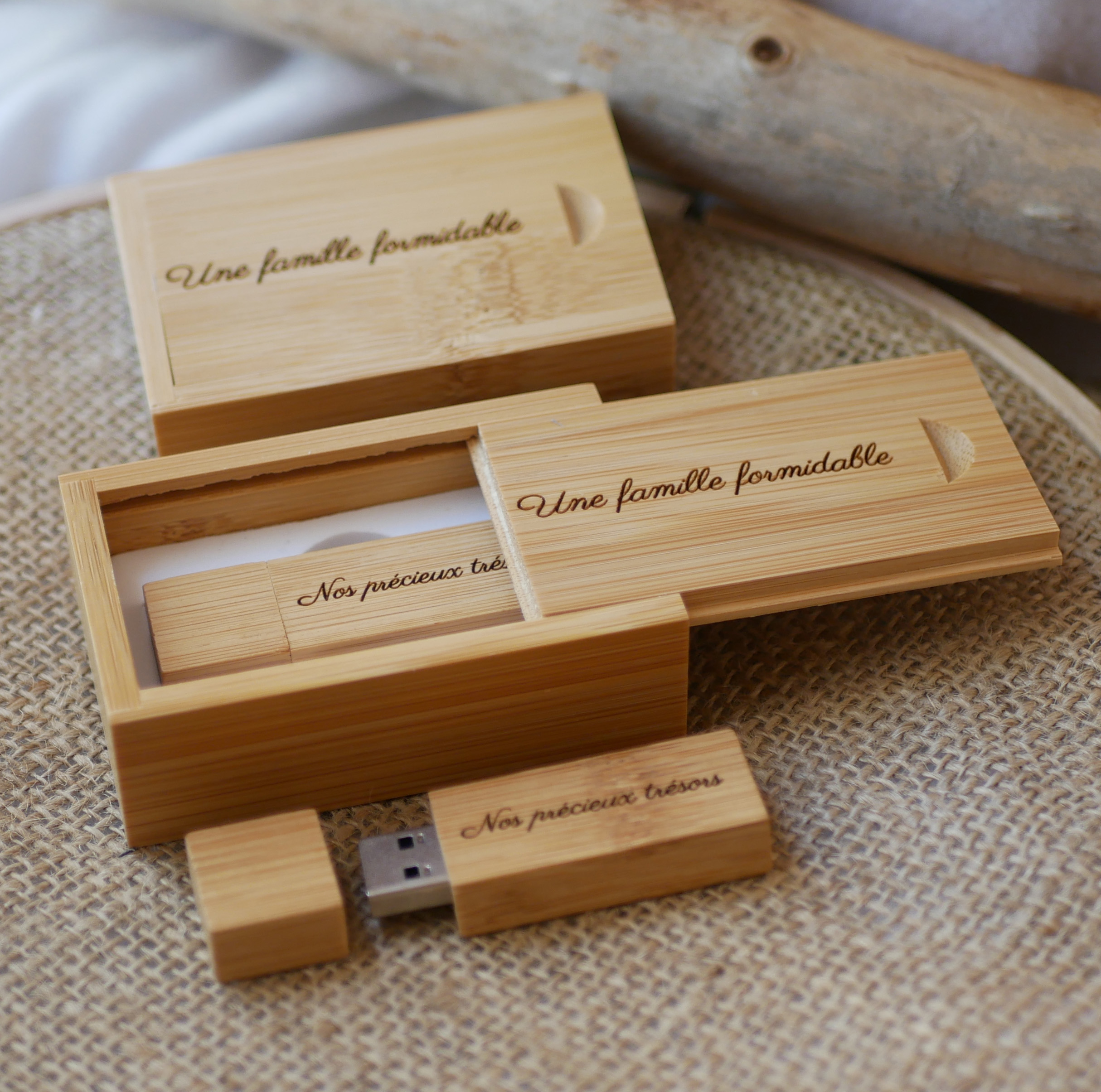 Chave USB 3.0 de 32 GB numa caixa de bambu para ser personalizada através de gravação 