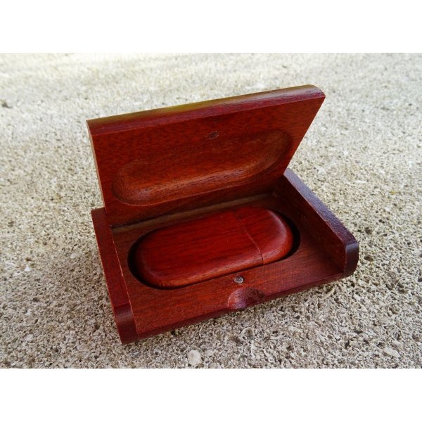 32 GB 3.0 pen drive USB de madeira vermelha em caixa de gravura