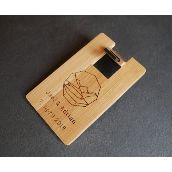 Chave USB 32 GB Cart&atilde;o de madeira de bambu carbonizado para ser personalizado por grava&ccedil;&atilde;o