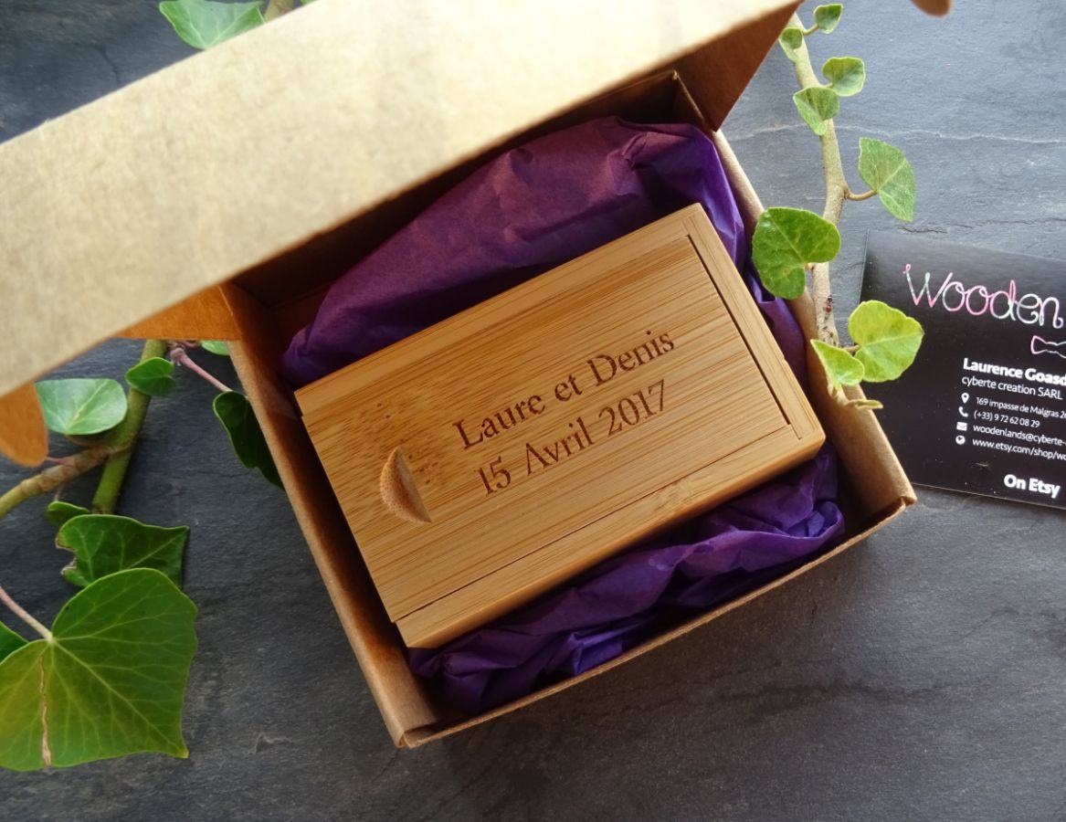 Chave USB 3.0 de 32 GB numa caixa de bambu para ser personalizada através de gravação 