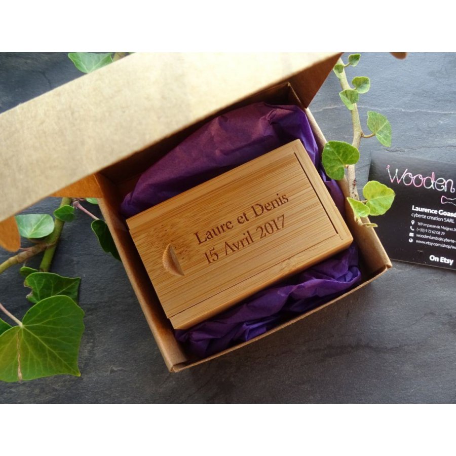 Chave USB 3.0 de 32 GB numa caixa de bambu para ser personalizada através de gravação 