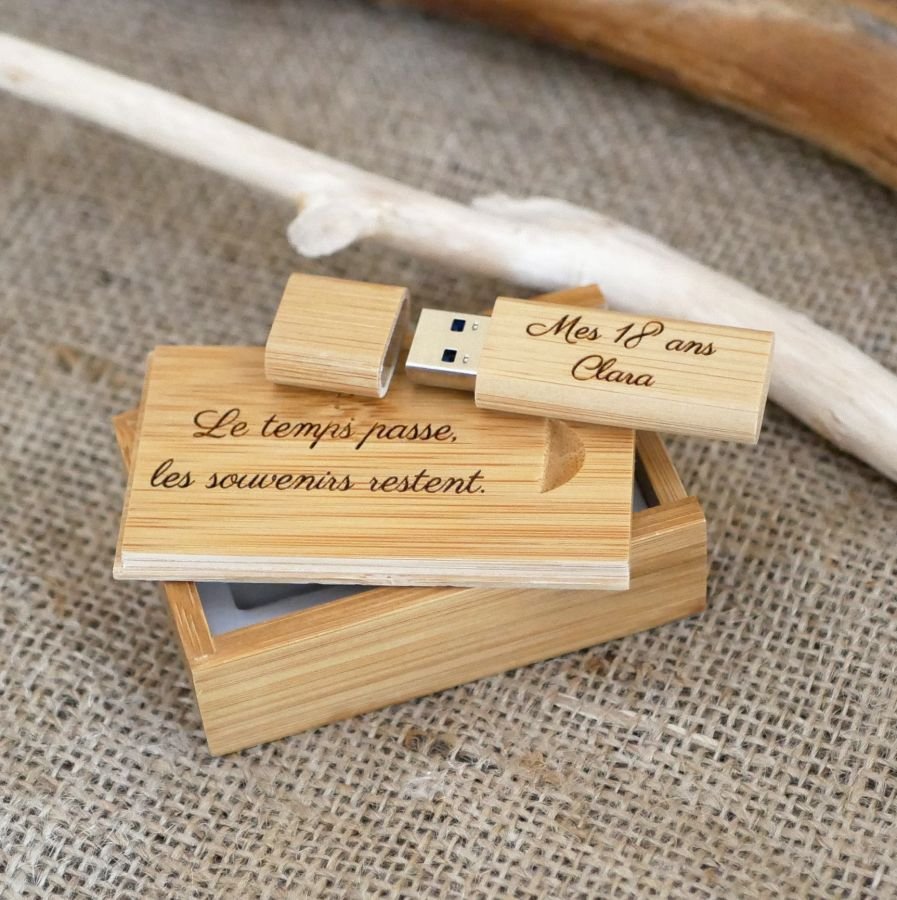 Chave USB 3.0 de 32 GB numa caixa de bambu para ser personalizada através de gravação 