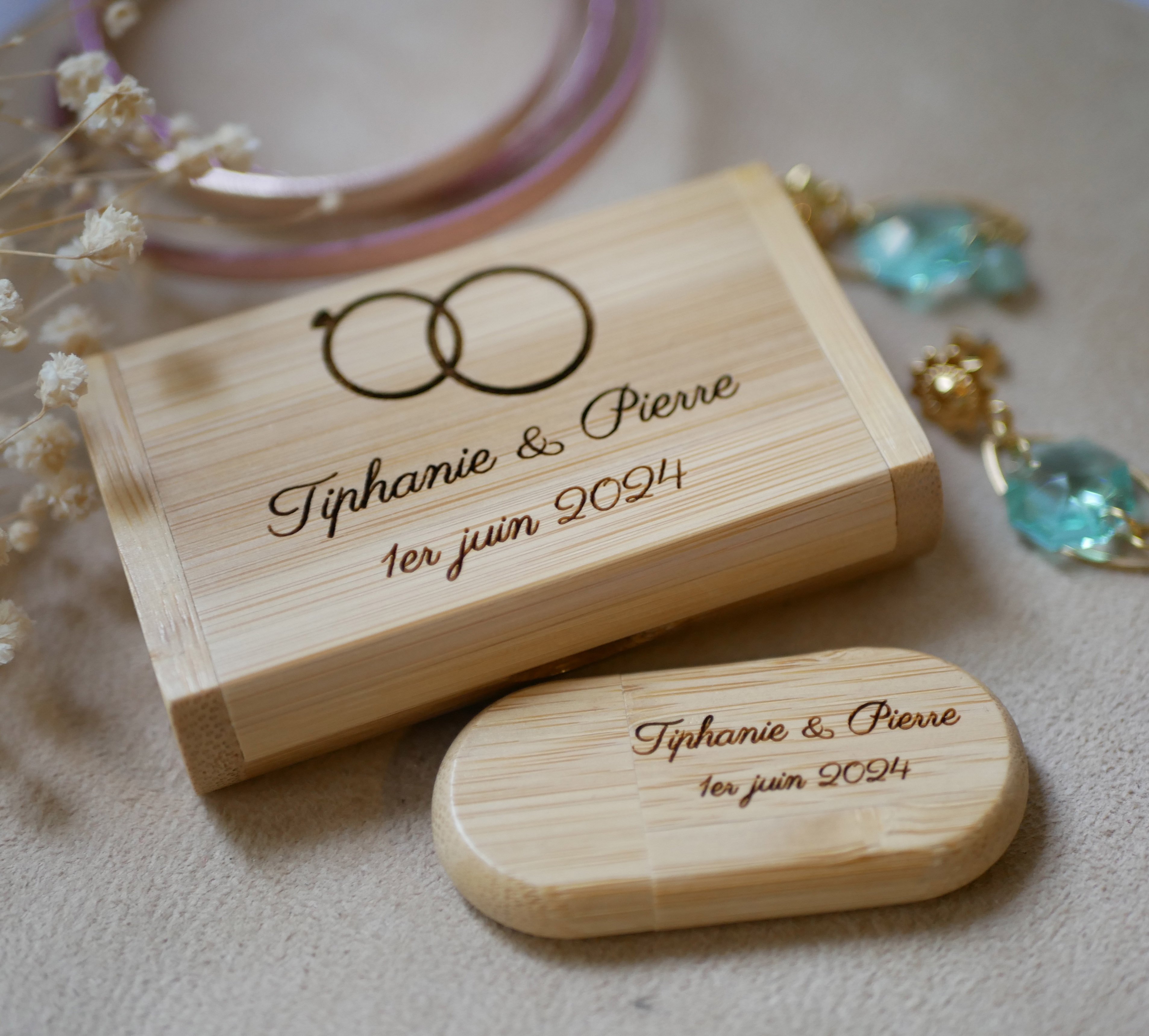 Unidade flash USB 3.0 de 32 GB em caixa personalizada em madeira de &aacute;cer claro