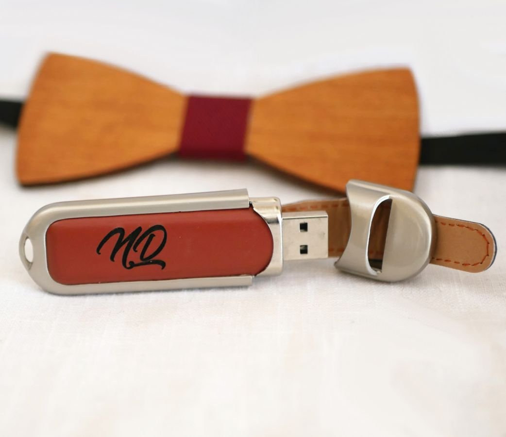 Chave USB 32Gb em estojo de couro castanho para personalizar