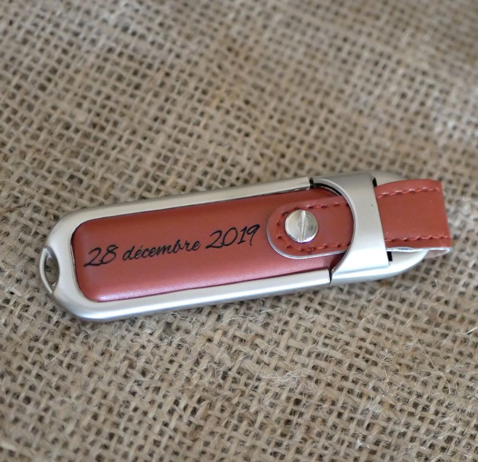 Chave USB 32Gb em estojo de couro castanho para personalizar