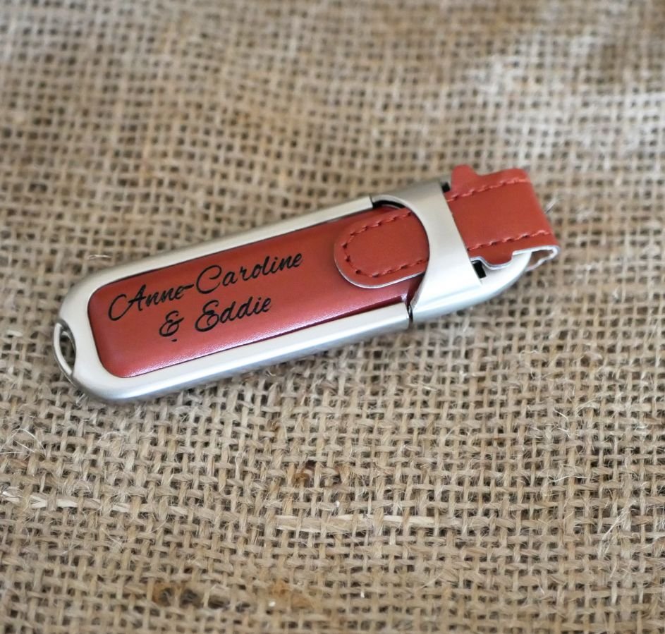 Chave USB 32Gb em estojo de couro castanho para personalizar