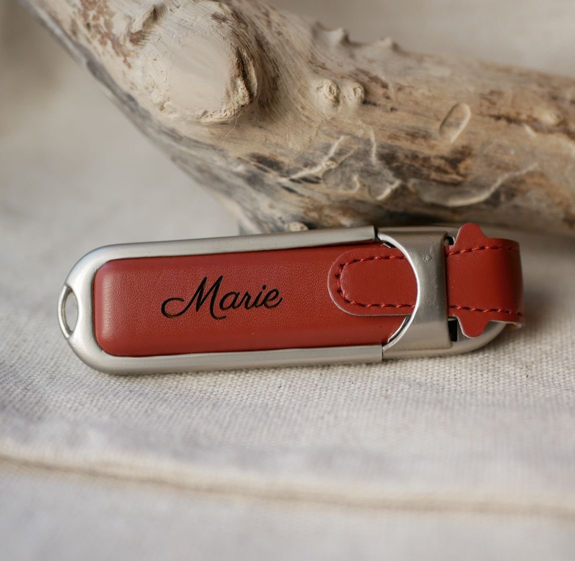 Chave USB 32Gb em estojo de couro castanho para personalizar