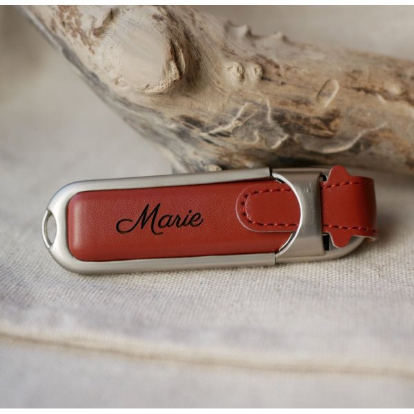 Chave USB 32Gb em estojo de couro castanho para personalizar
