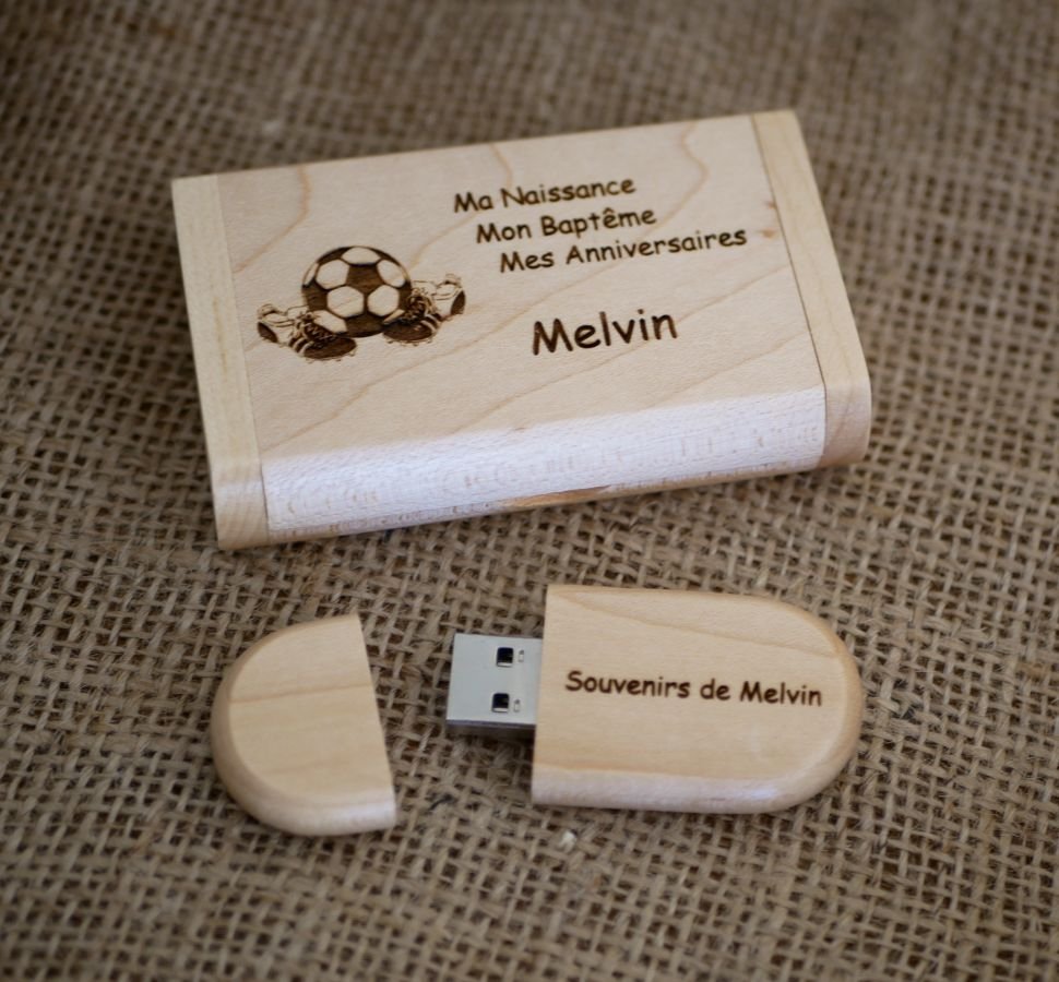 Unidade Flash USB 3.0 de 64 GB numa caixa de madeira de bordo de luz personalizada