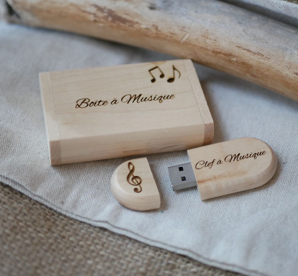 Unidade Flash USB 3.0 de 64 GB numa caixa de madeira de bordo de luz personalizada