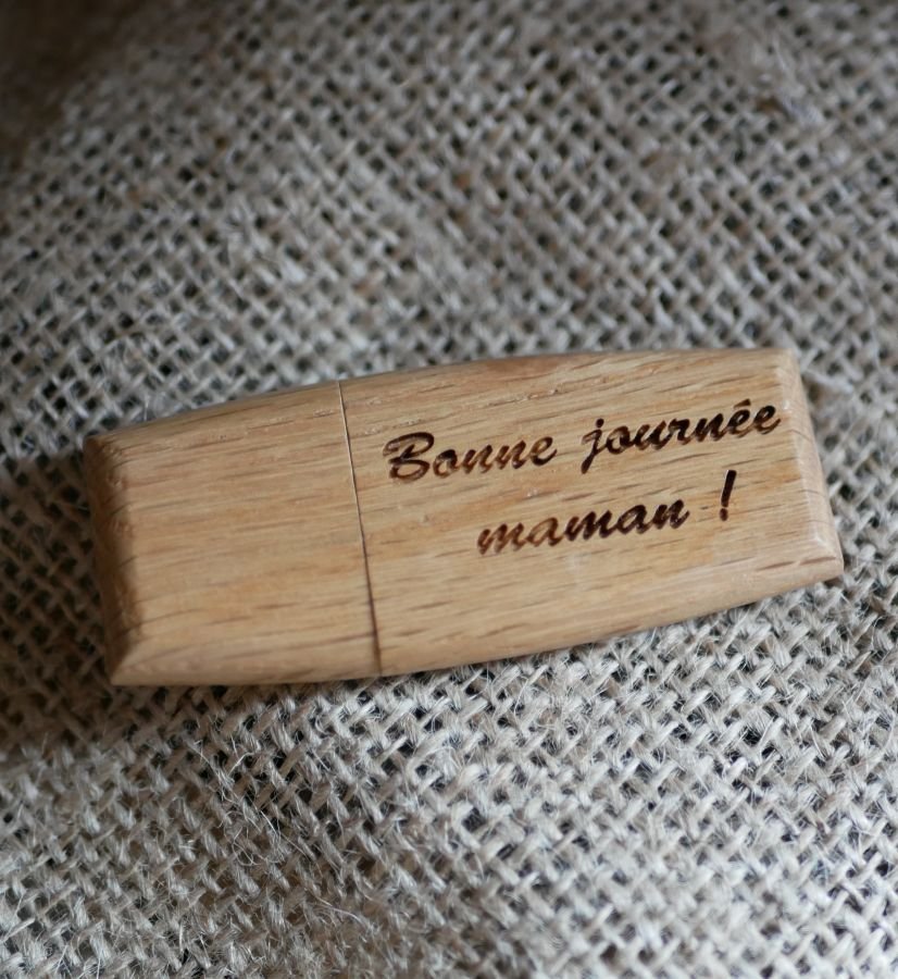 Chave USB de madeira para ser personalizada por gravação
