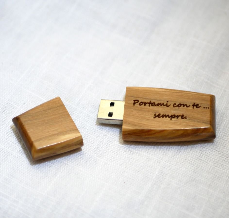 Chave USB de madeira para ser personalizada por gravação