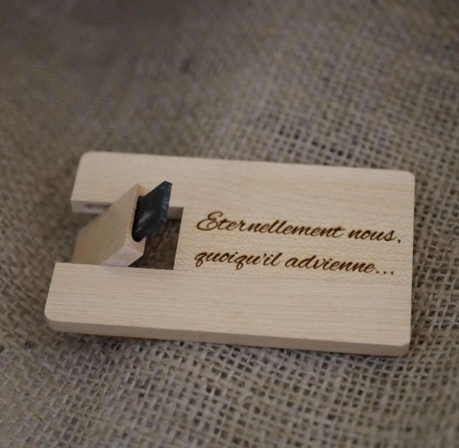Cartão de madeira de bordo gravado com chave USB para personalizar