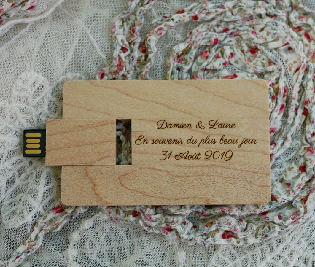 Cartão de madeira de bordo gravado com chave USB para personalizar
