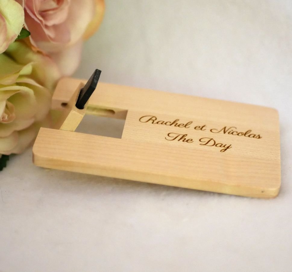 Cartão de madeira de bordo gravado com chave USB para personalizar