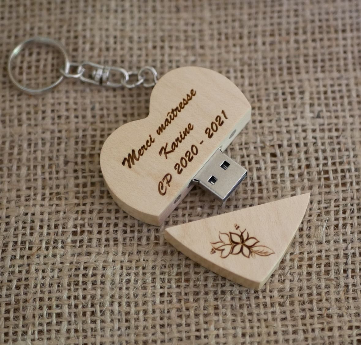 Unidade Flash USB com 32 GB de coração numa caixa de madeira leve