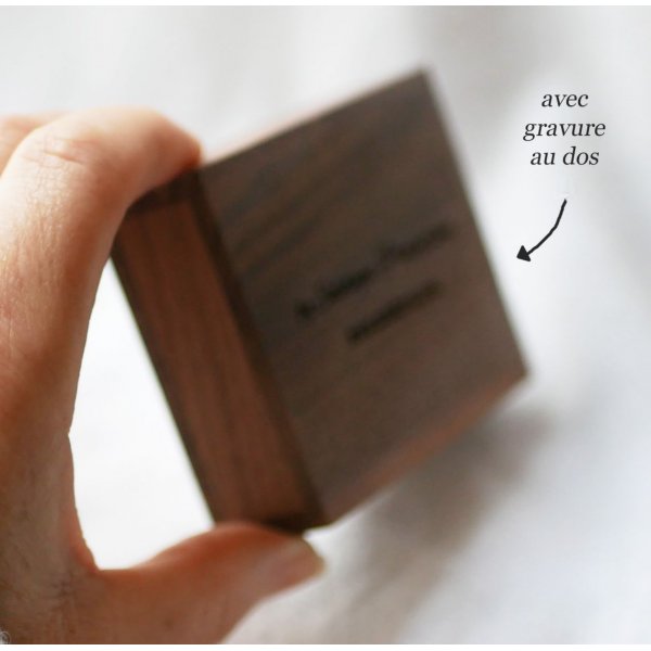 Unidade Flash USB com 32 GB de cora&ccedil;&atilde;o numa caixa de madeira escura