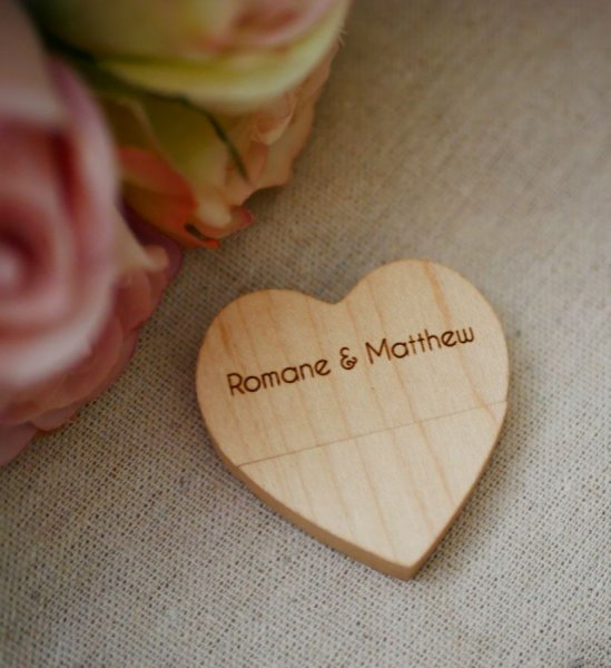 Unidade Flash USB com 32 GB de cora&ccedil;&atilde;o numa caixa de madeira leve