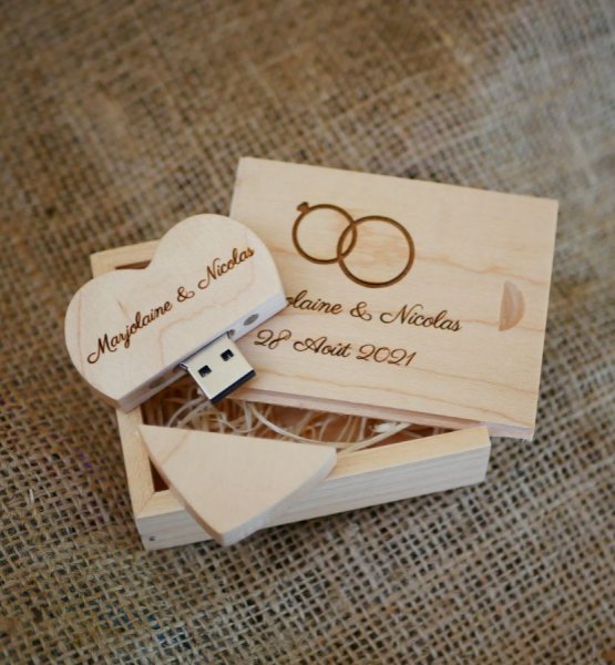 Unidade Flash USB com 32 GB de cora&ccedil;&atilde;o numa caixa de madeira leve