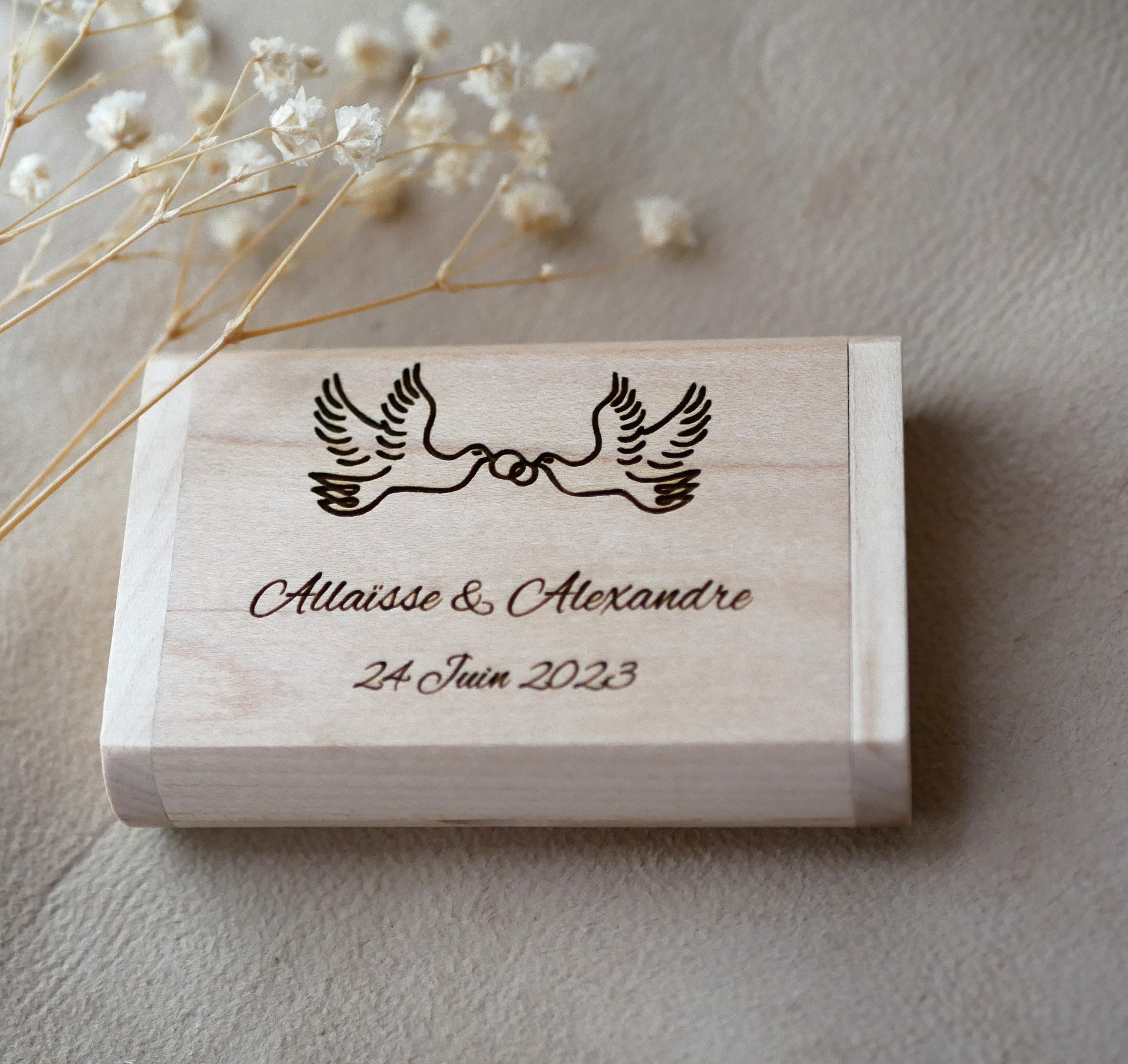 Unidade flash USB gravada de 32 GB 2.0 em caixa de madeira de &aacute;cer