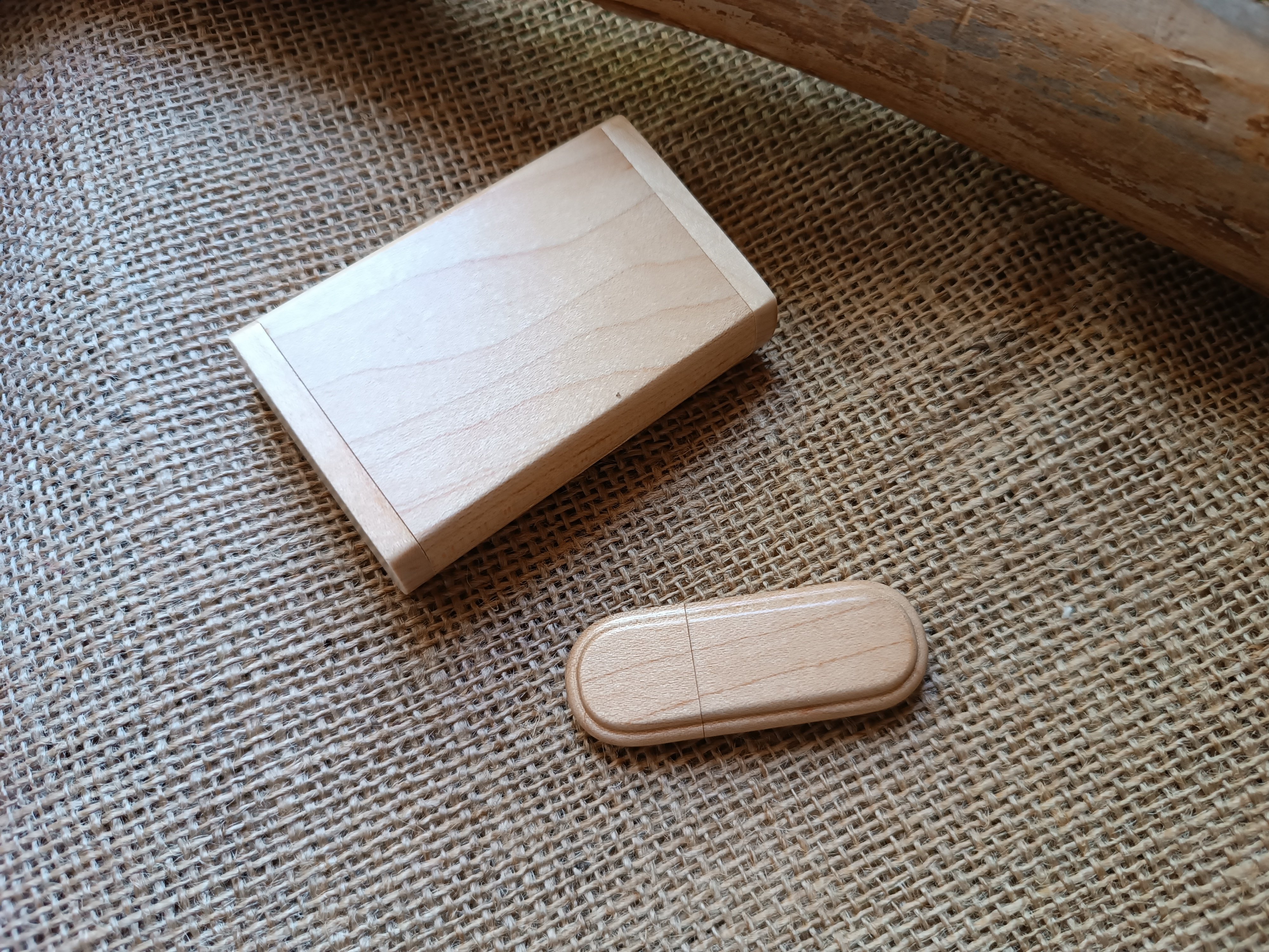 Unidade flash USB gravada de 32 GB 2.0 em caixa de madeira de &aacute;cer