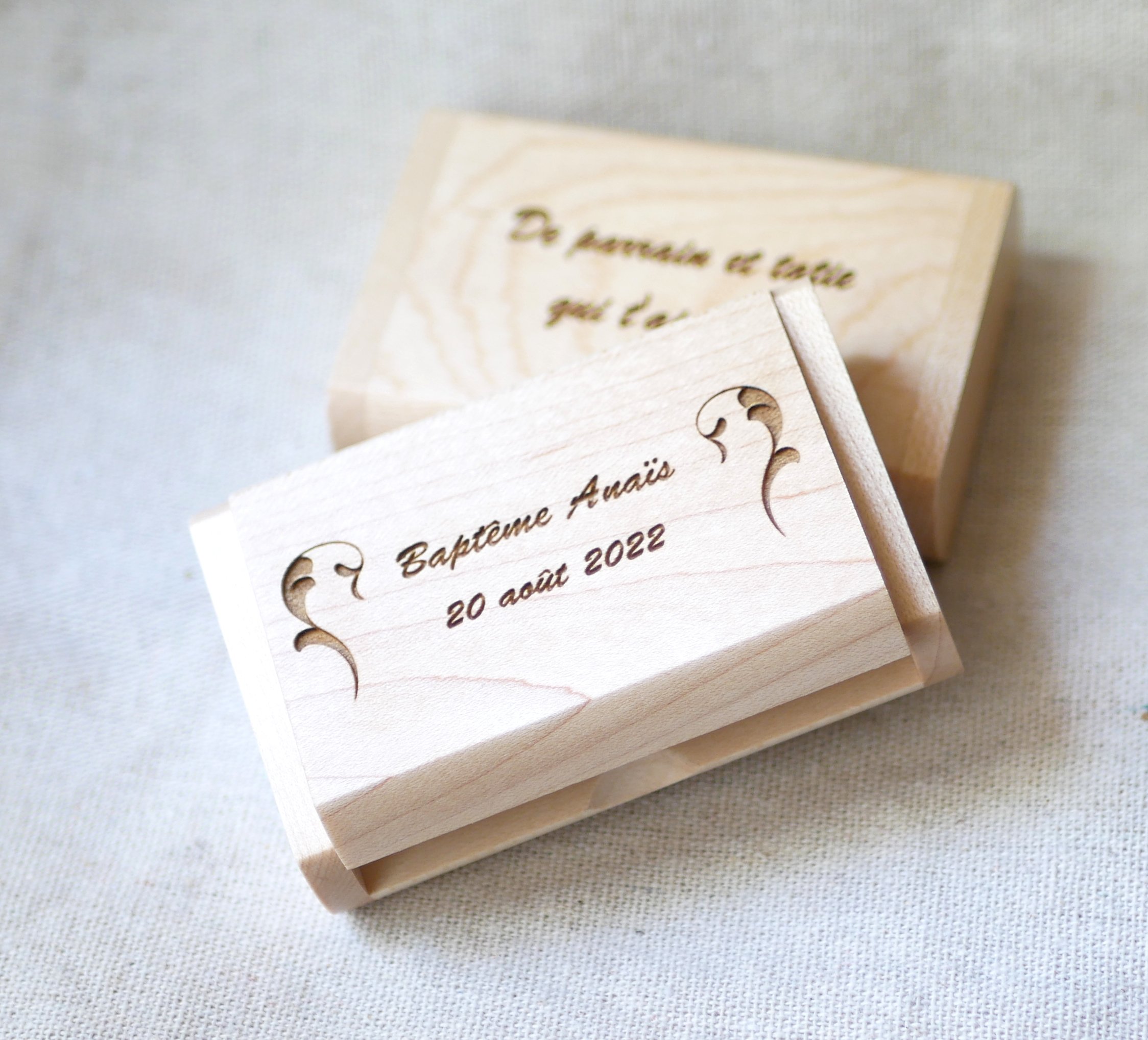 Unidade flash USB gravada de 32 GB 2.0 em caixa de madeira de &aacute;cer