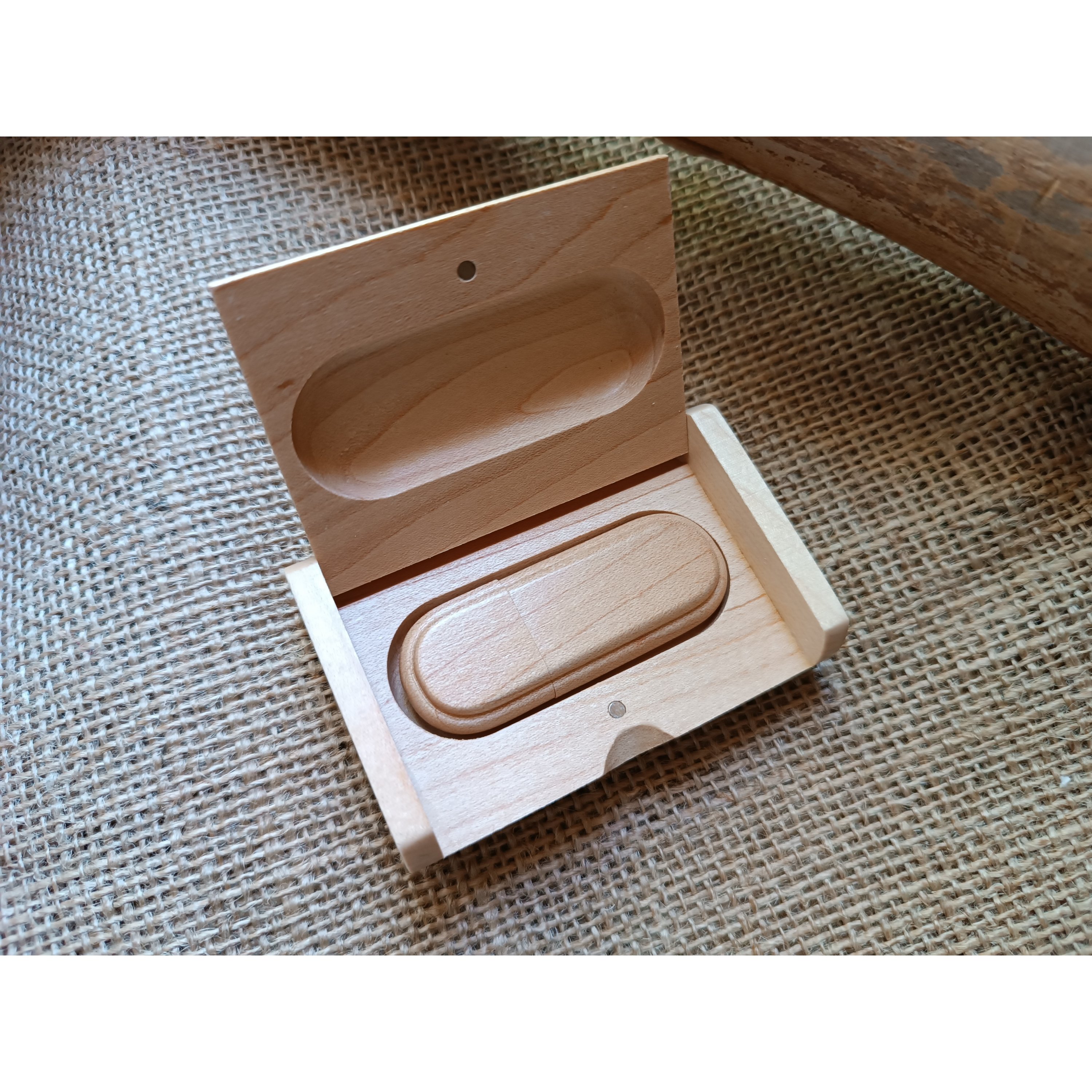 Unidade flash USB gravada de 32 GB 2.0 em caixa de madeira de ácer