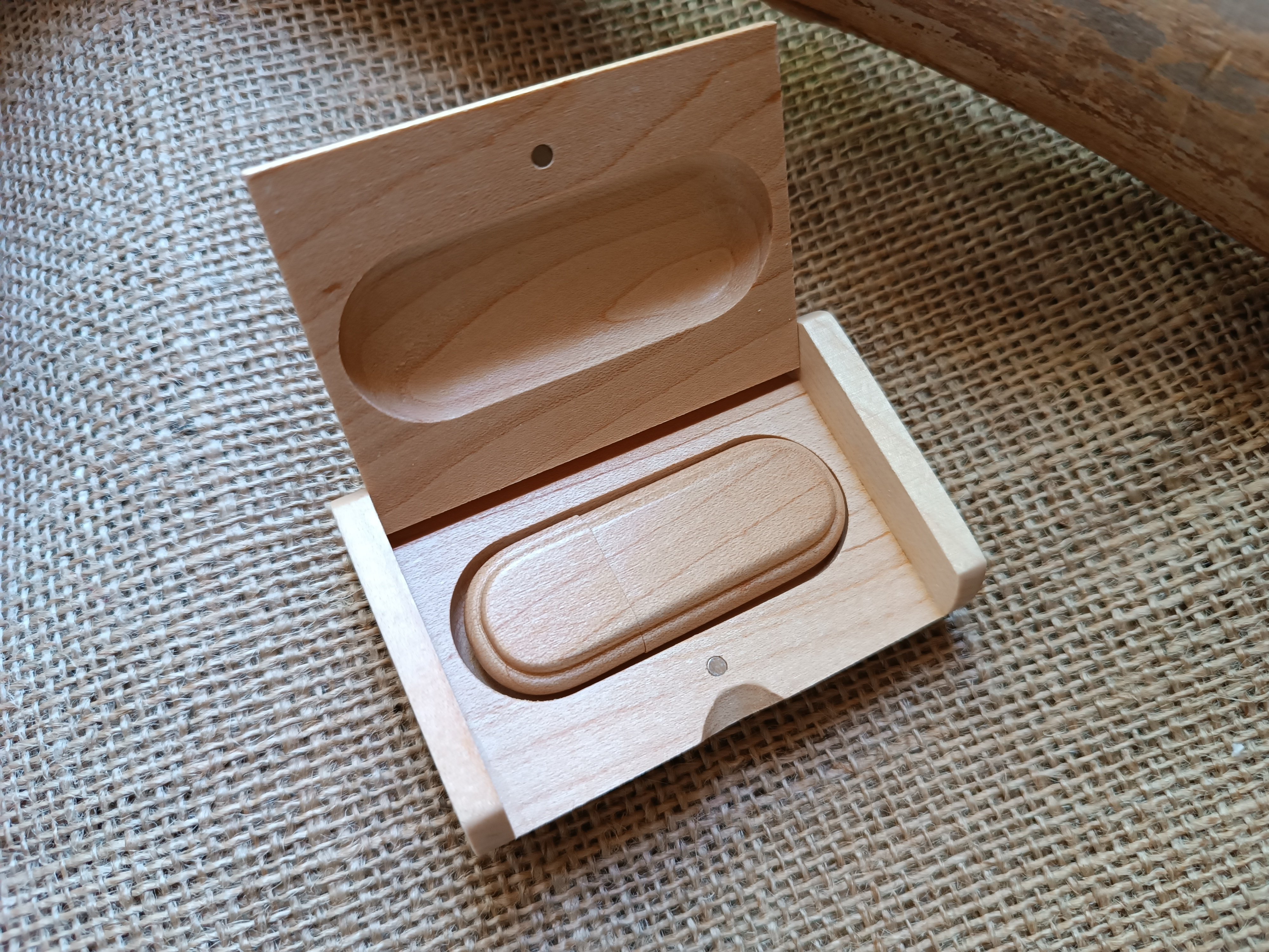 Unidade flash USB gravada de 32 GB 2.0 em caixa de madeira de &aacute;cer