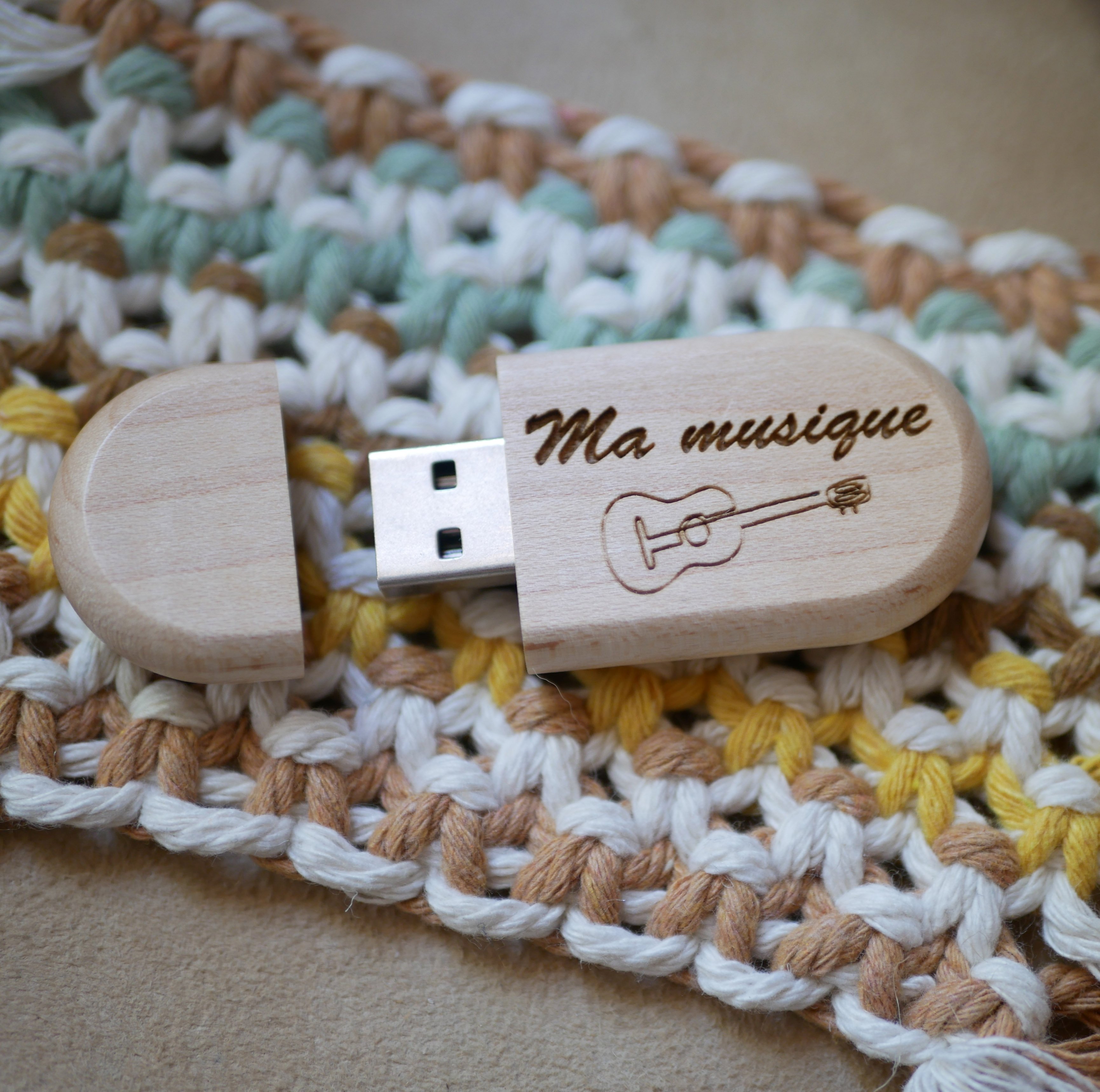 Chave USB oval para ser personalizada por gravação, escolha de madeira