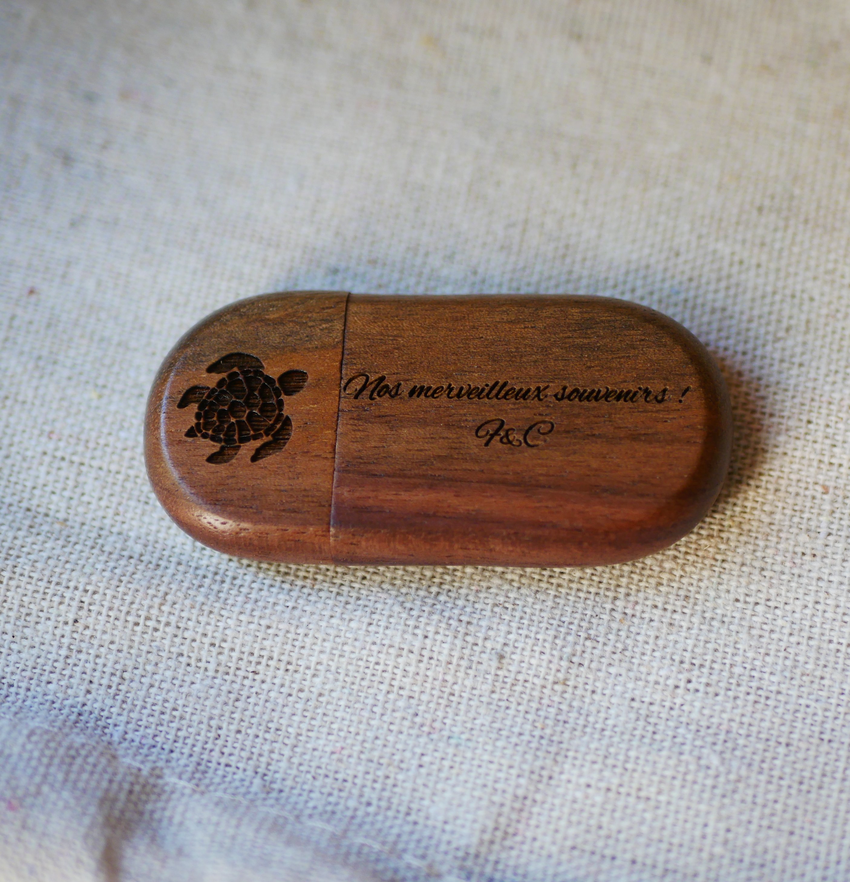 Chave USB oval para ser personalizada por gravação, escolha de madeira
