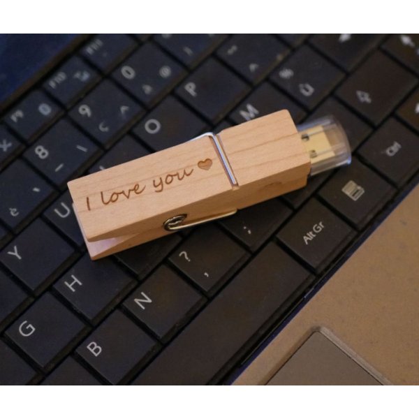 Chave USB gravada em madeira para personalizar
