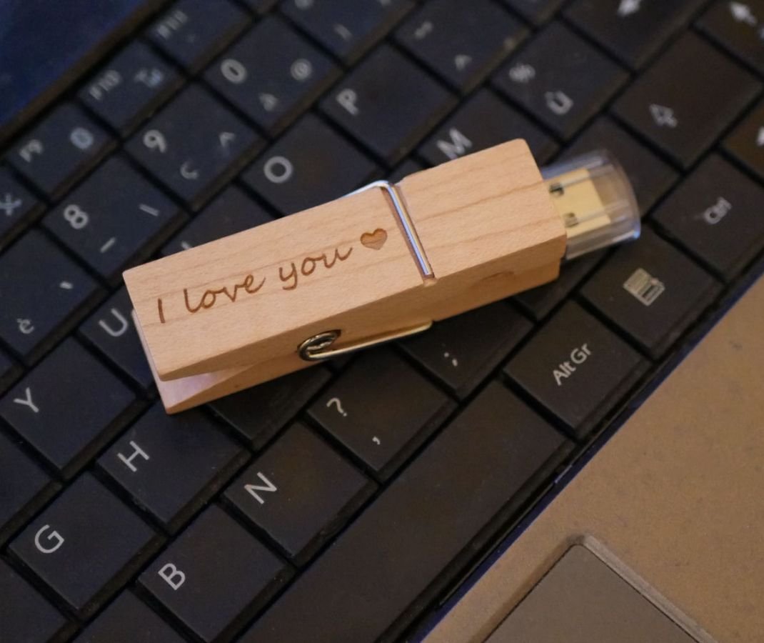 Chave USB gravada em madeira para personalizar