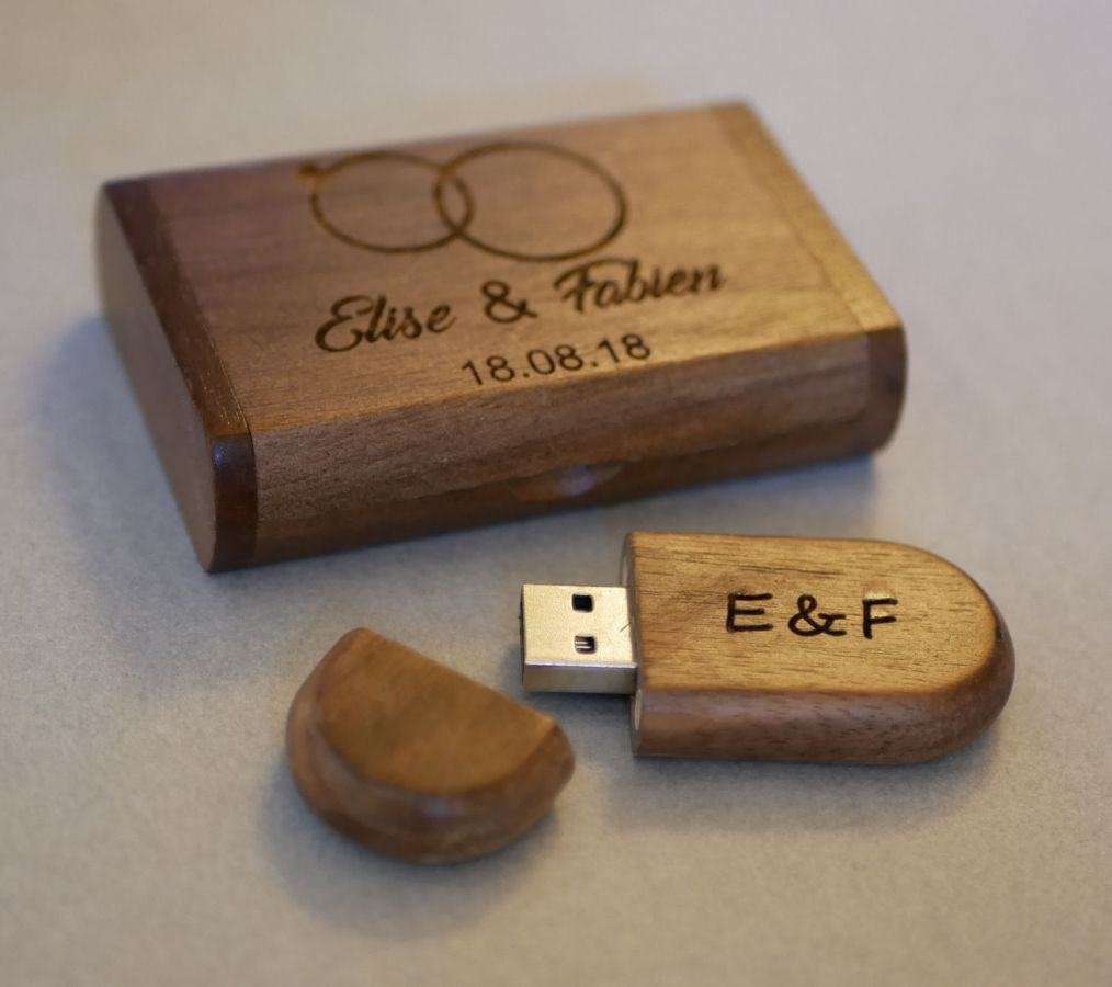 Pen drive e caixa USB de 64GB em madeira de nogueira, personalizável