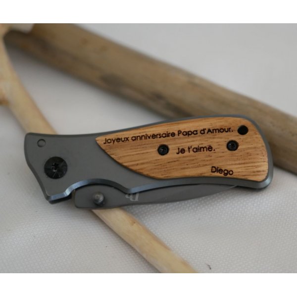 Faca de bolso dobr&aacute;vel com cabo de madeira gravado