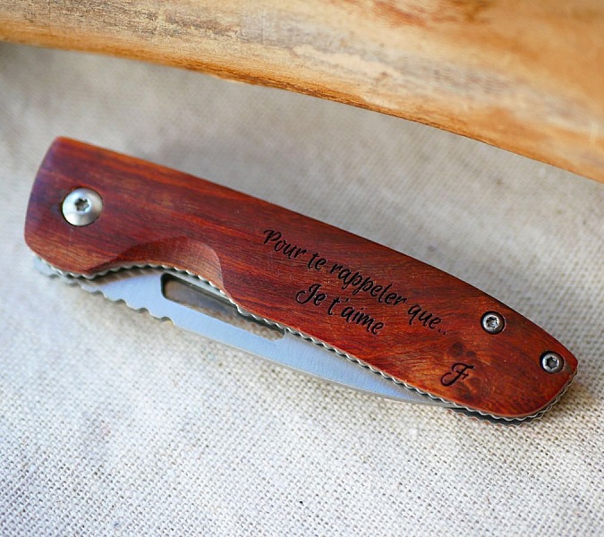 Faca de cabo de madeira gravada para personalizar