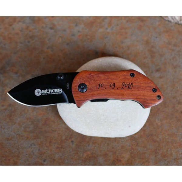 Faca pequena com cabo de madeira a ser gravada