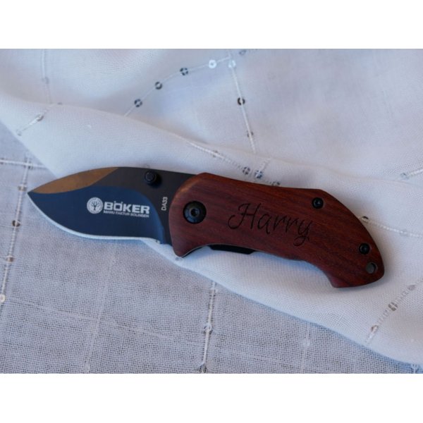 Faca pequena com cabo de madeira a ser gravada