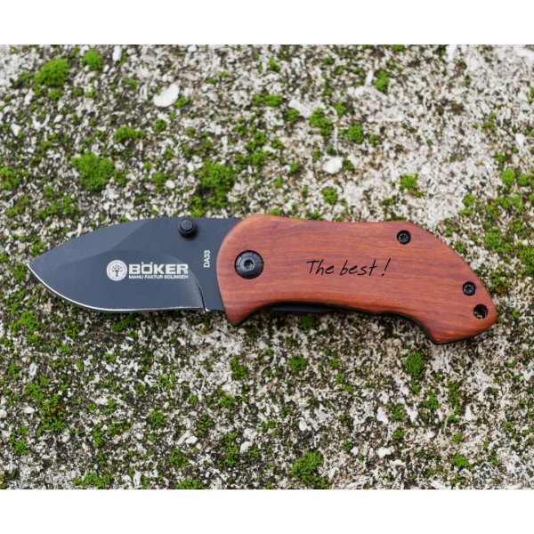 Faca pequena com cabo de madeira a ser gravada