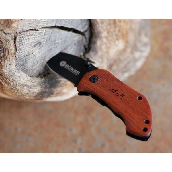 Faca pequena com cabo de madeira a ser gravada