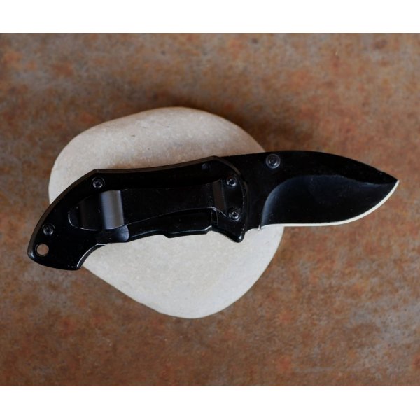 Faca pequena com cabo de madeira a ser gravada