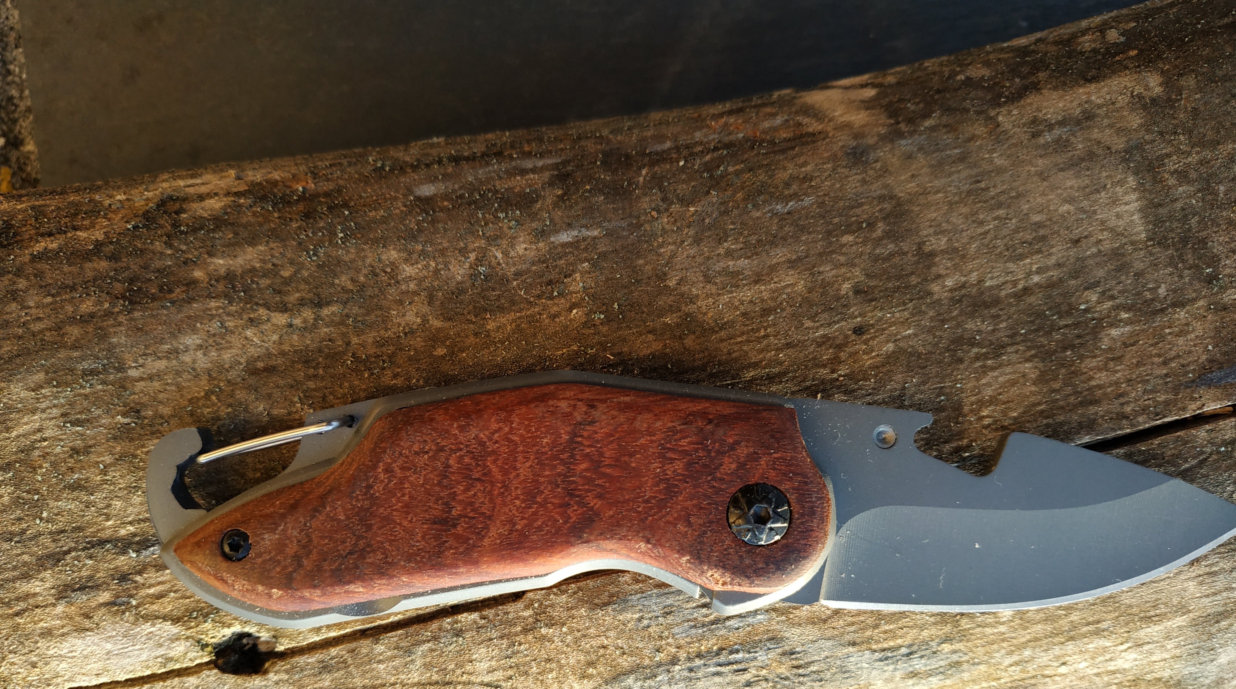 Canivete dobr&aacute;vel, cabo de madeira com grava&ccedil;&atilde;o