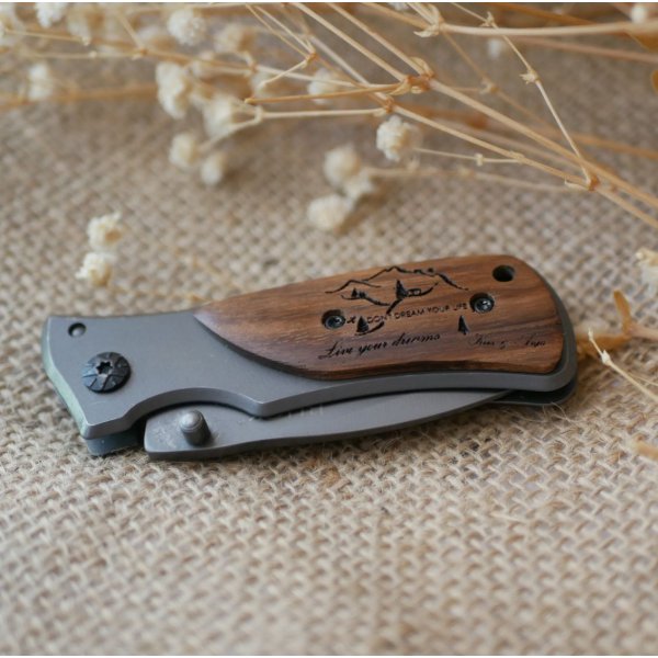 Faca de bolso dobr&aacute;vel com cabo de madeira gravado