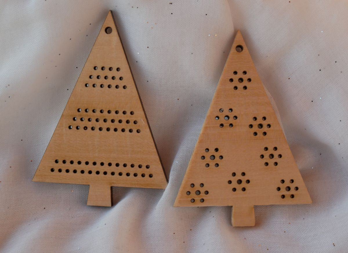Duo de árvores de Natal de madeira para bordar você 