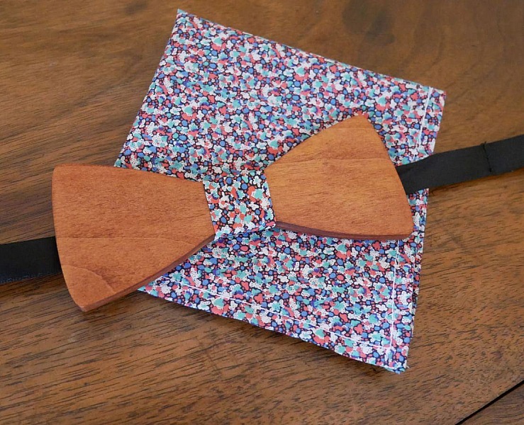 Ensemble Noeud papillon en bois personnalisable et sa pochette de costume Liberty tons Corail bleu