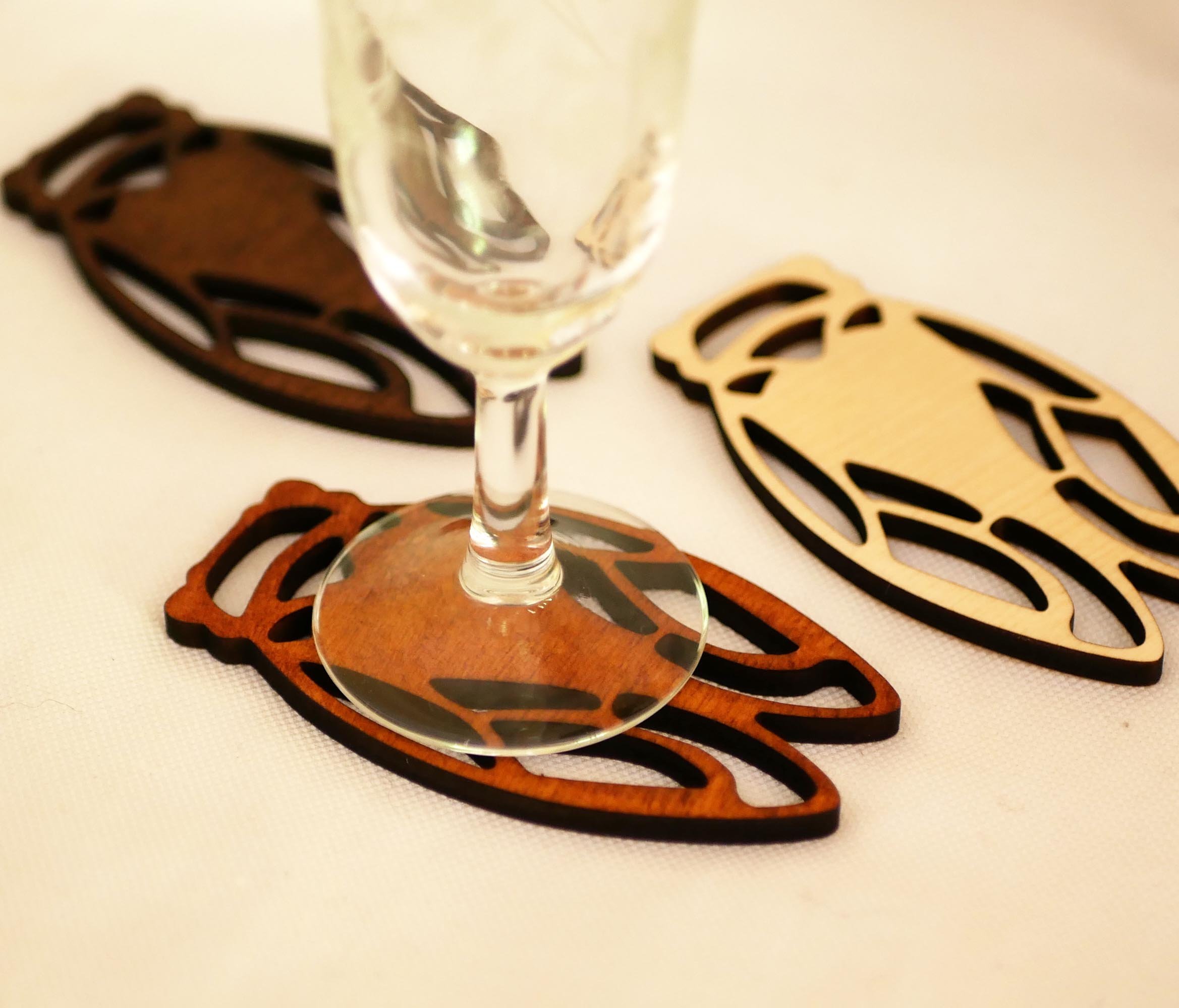 5 cart&otilde;es de lugar em madeira Cicada para personalizar com o seu nome