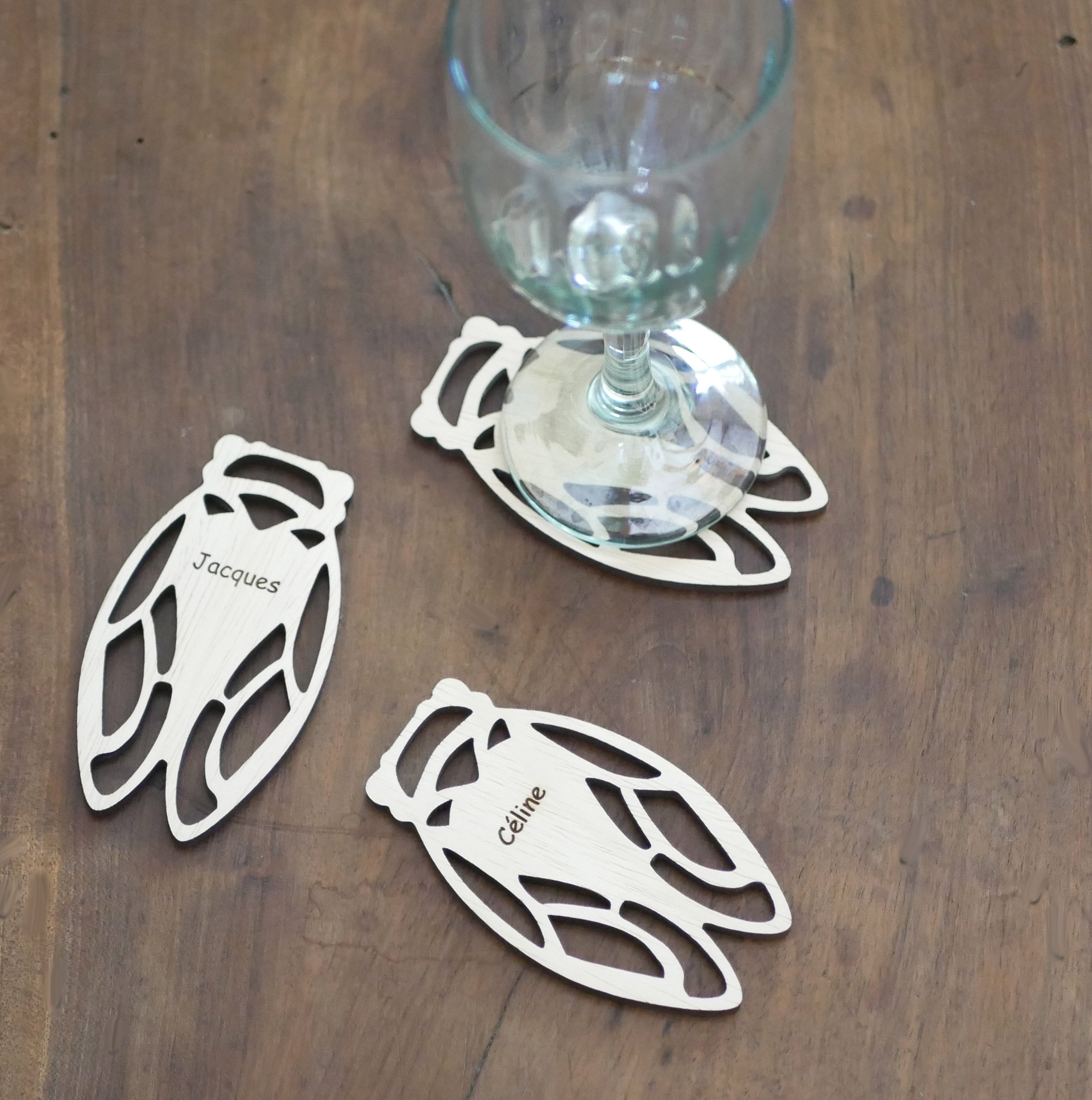 5 cart&otilde;es de lugar em madeira Cicada para personalizar com o seu nome