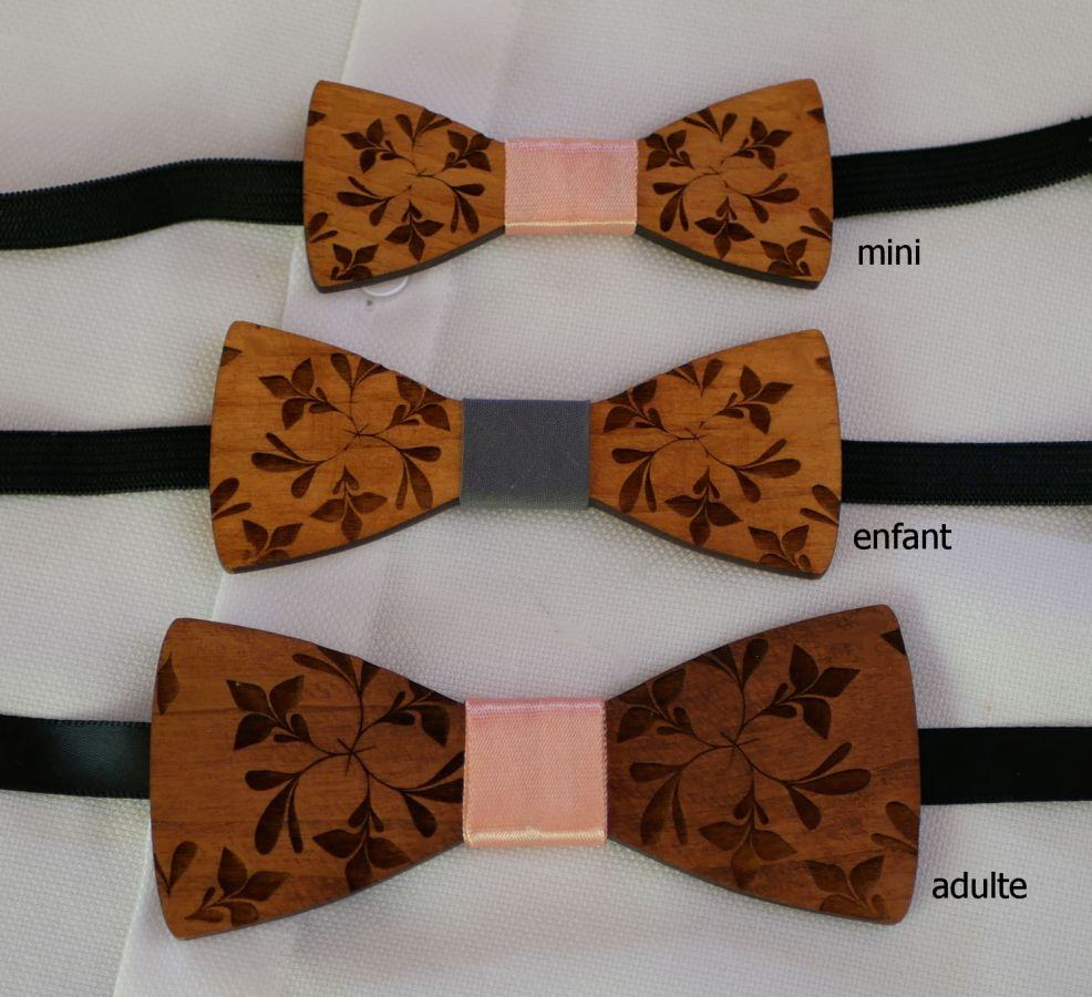 Mini laço de madeira para crianças gravado com flores para ser personalizado com o mesmo modelo para crianças e homens